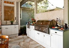 An Island Is the Perfect Accessory For Your Outdoor Kitchen